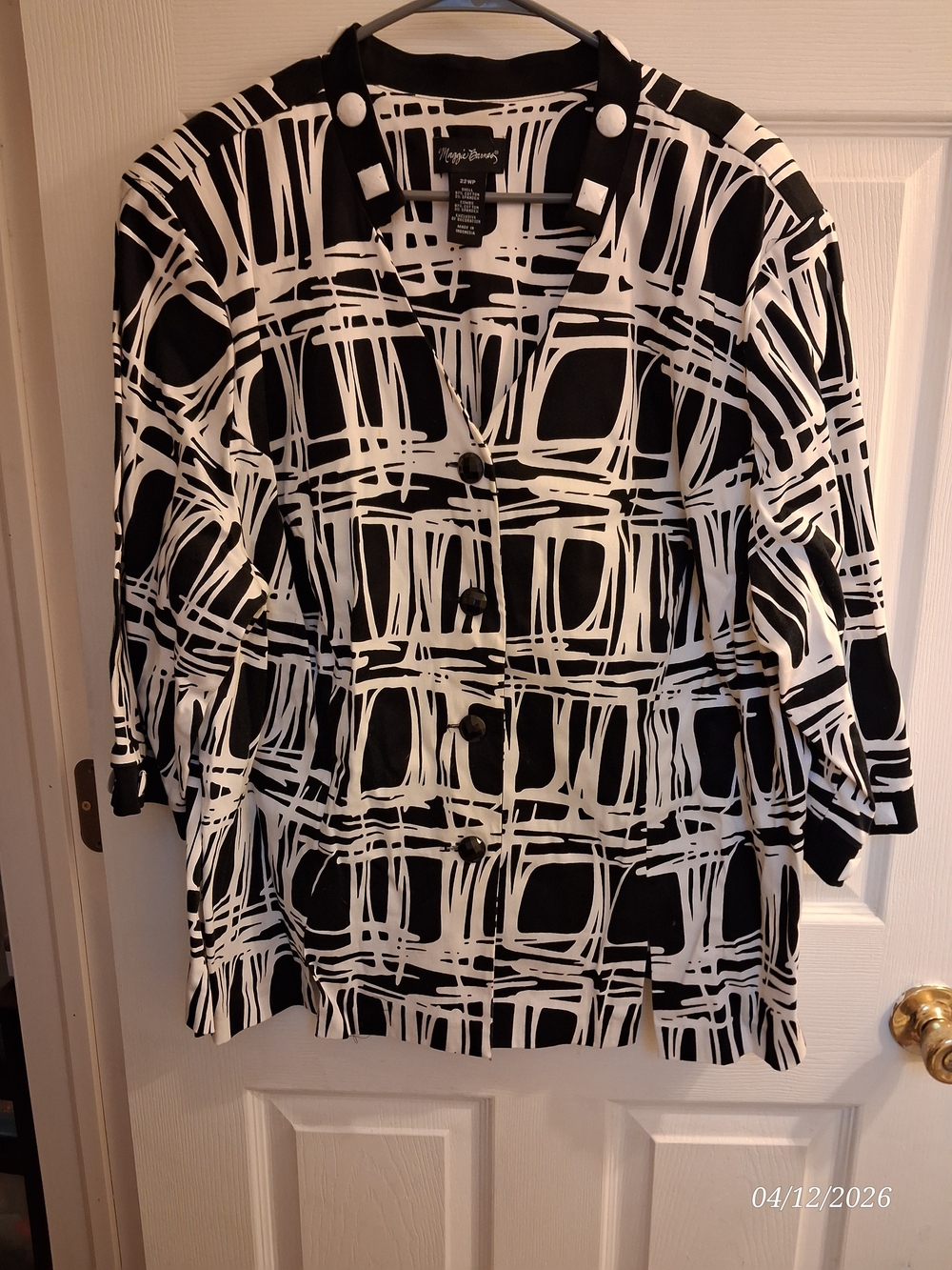 Maggie Barnes | Black & White Abstract Button-Front Top 🖤🤍